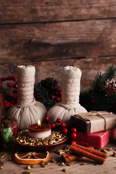 Decoraciones de Navidad sobre fondo de madera —  Fotos de Stock