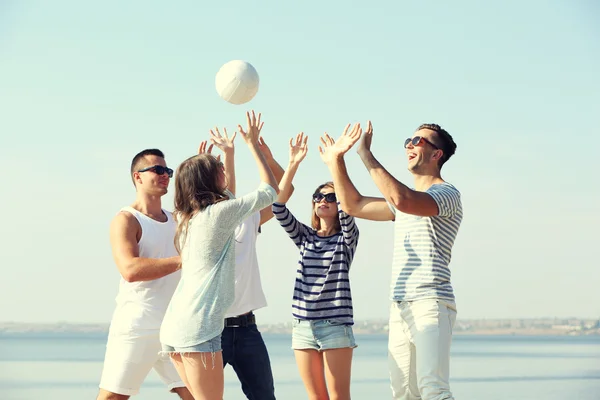 Jóvenes jugando con pelota —  Fotos de Stock