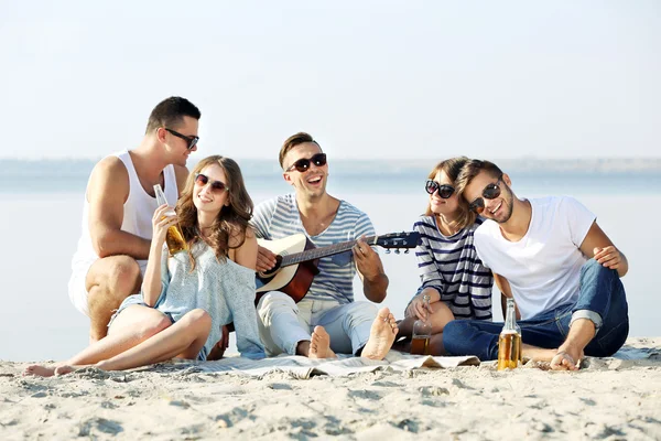 Young people with guitar singing songs — Stock Photo, Image