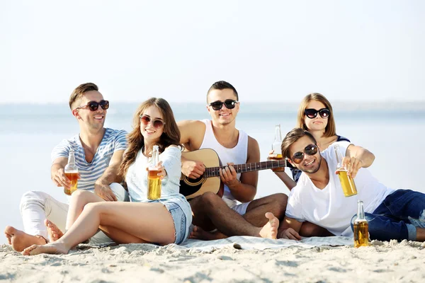 Giovani con chitarra che cantano canzoni — Foto Stock