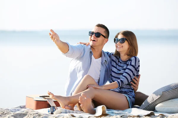 Jeune couple au bord de la rivière — Photo