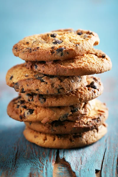 Közelről fókusz nézet a cookie-kat a kék fa tábla csokoládé morzsa — Stock Fotó