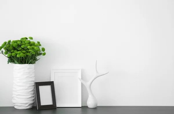 Beaux chrysanthèmes verts dans un vase sur commode dans la chambre — Photo