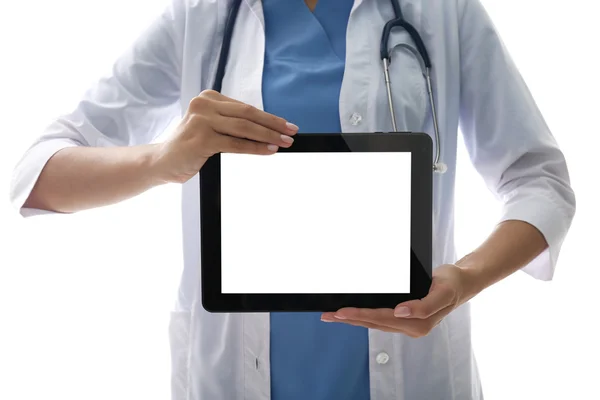 Médico sonriente sosteniendo una tableta — Foto de Stock