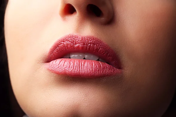 Vista de los labios beige de la mujer —  Fotos de Stock