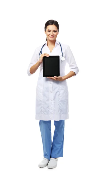 Médico sorridente segurando um comprimido — Fotografia de Stock