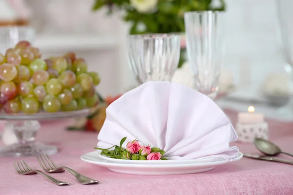 Красивий сервірований стіл для весілля або іншого святкування в ресторані — стокове фото