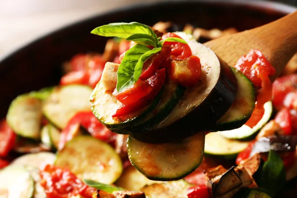 Patatouille vegetariano saporito su pentola, primo piano — Foto Stock