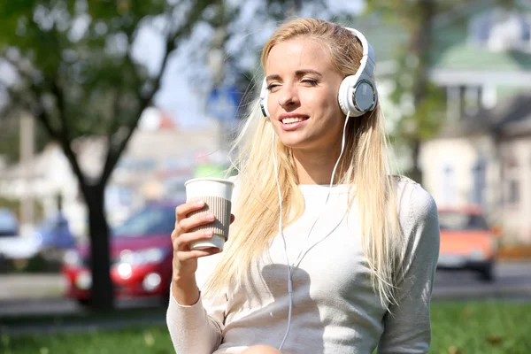 Young woman listening to music outside — Stock Photo, Image