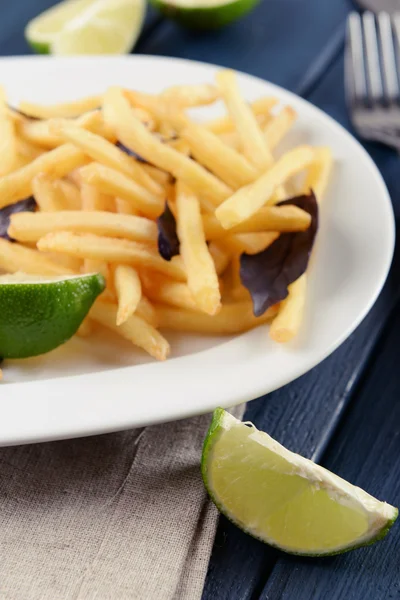 Batatas fritas francesas com molho e limão na bandeja branca — Fotografia de Stock