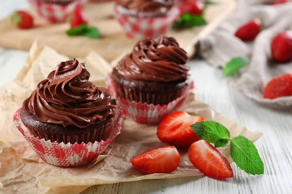 Cupcakes de chocolate no close-up de papel artesanal — Fotografia de Stock