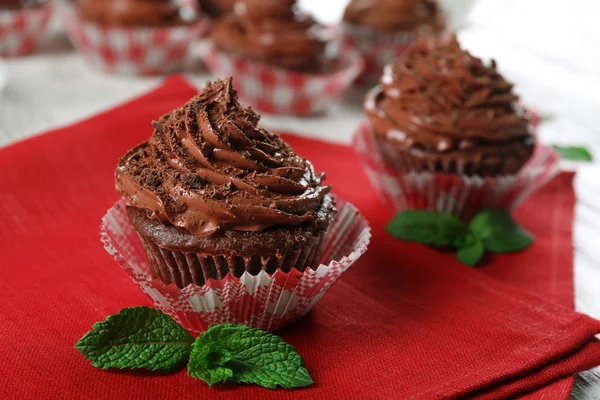 Cupcakes au chocolat sur une serviette rouge gros plan — Photo