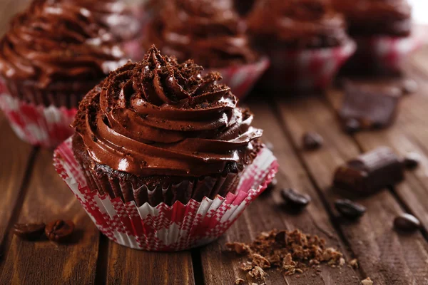 Ahşap arka plan üzerinde çikolata cupcakes — Stok fotoğraf