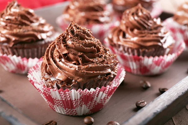 Cupcakes de chocolate en bandeja de metal primer plano — Foto de Stock