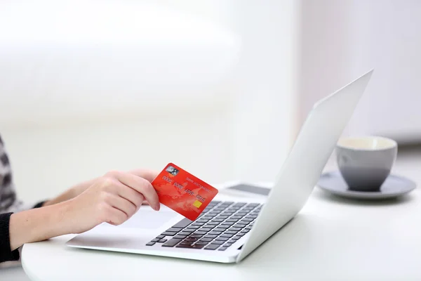 Feminino fazendo pagamento online — Fotografia de Stock