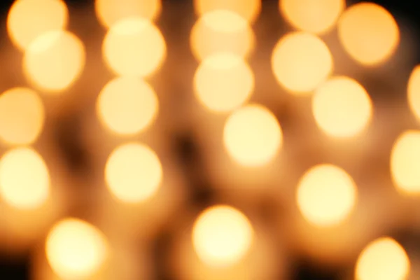 Ongericht brandende kaarsen, close-up — Stockfoto