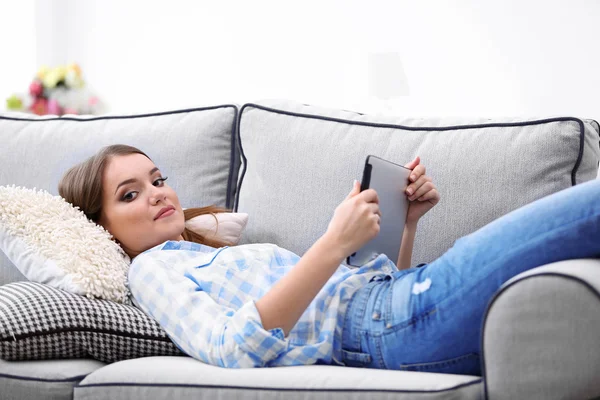 Hübsche Frau mit Tablet — Stockfoto