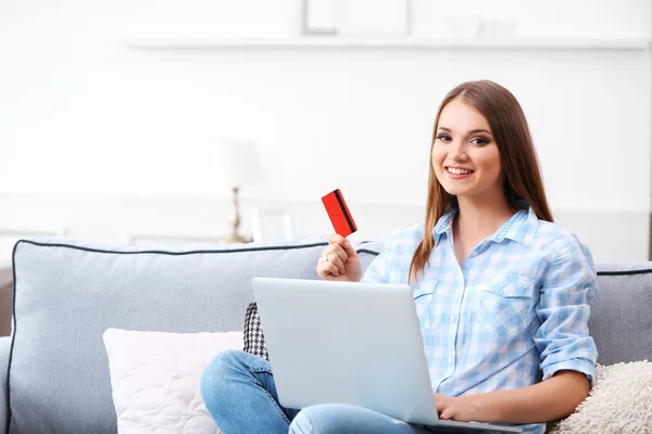 Jovem mulher bonita com laptop — Fotografia de Stock