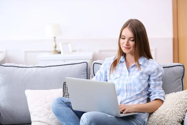 Young beautiful woman with laptop — Stock Photo, Image