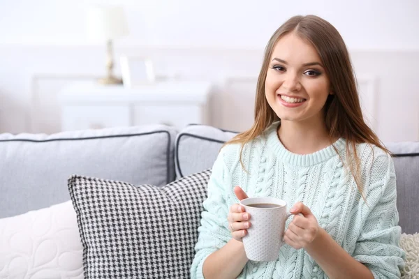 Mujer joven bebiendo té en casa — Foto de Stock