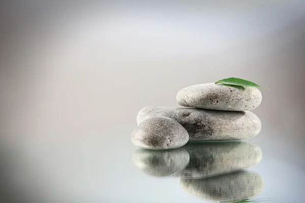 Piedras de spa sobre fondo gris —  Fotos de Stock