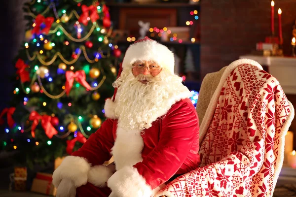 Santa Claus zittend in comfortabele stoel — Stockfoto