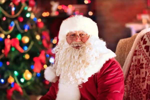 Weihnachtsmann im bequemen Stuhl — Stockfoto