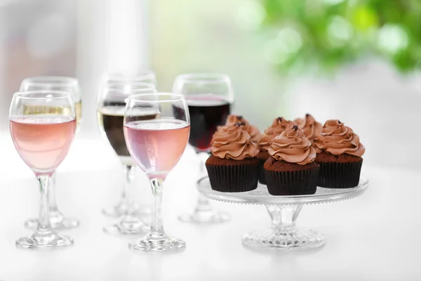 Degustação de vinho e cupcakes de chocolate, close-up — Fotografia de Stock
