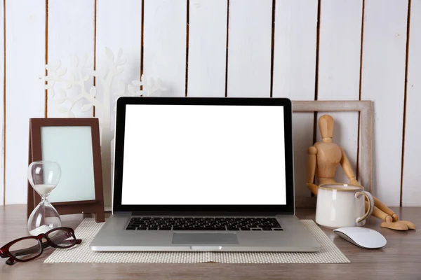 Local de trabalho decorado com laptop no quarto moderno — Fotografia de Stock