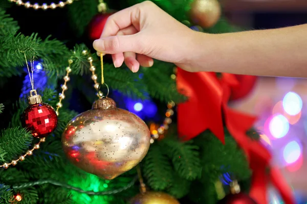 Weihnachtsbaum schmücken — Stockfoto