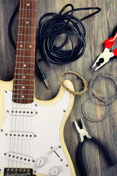 Guitarra elétrica com equipamento musical sobre fundo de madeira — Fotografia de Stock