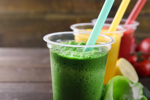 Jugo fresco mezclar frutas, bebidas saludables sobre fondo de madera — Foto de Stock