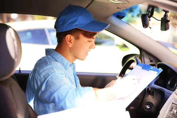 Pizza bezorger in auto — Stockfoto