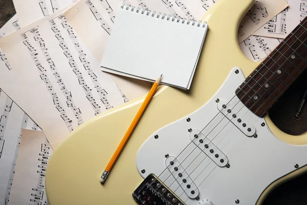 Chitarra elettrica con notebook — Foto Stock