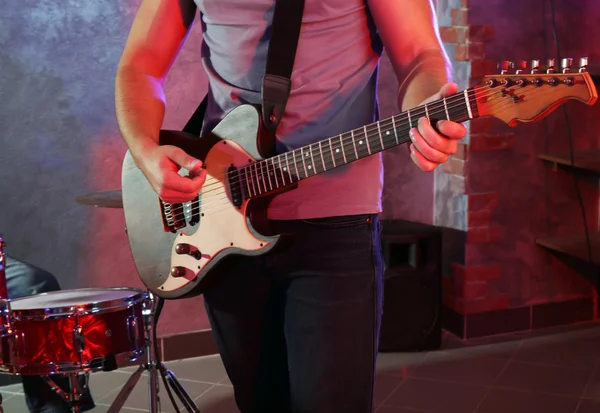 Músicos tocando instrumentos musicais — Fotografia de Stock