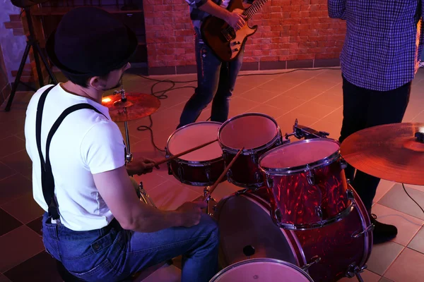 Musicians playing musical instruments — Stock Photo, Image