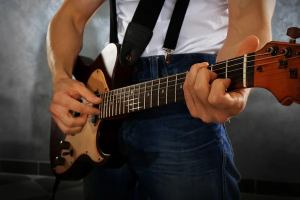 Músico tocando guitarra — Fotografia de Stock