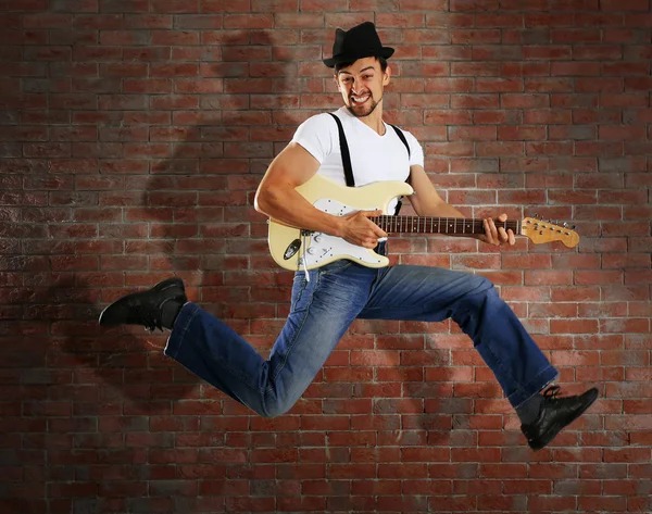 Ung man spelar gitarr — Stockfoto