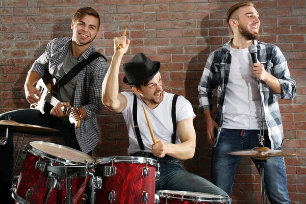 Músicos tocando la batería y la guitarra —  Fotos de Stock