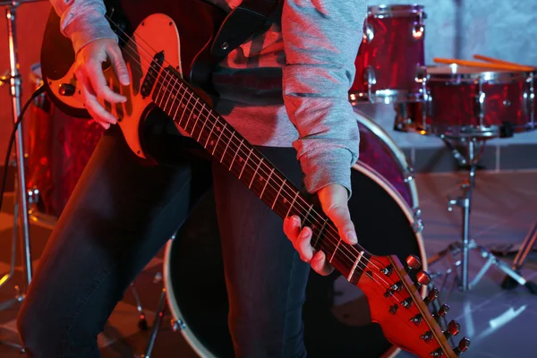 Musiker spielt Gitarre — Stockfoto