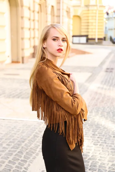 Young girl posing on city street — Stock Photo, Image