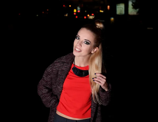 Beautiful stylish young woman walking on the street at night — Stock Photo, Image