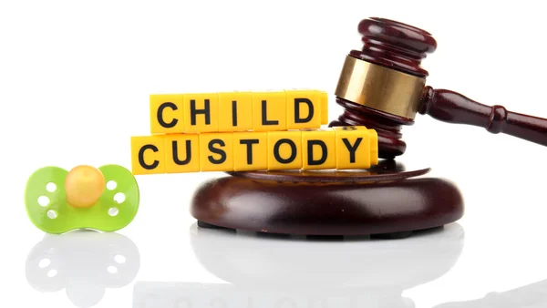 Objetos relacionados con el concepto de custodia y divorcio de los hijos, aislados en blanco Imagen de stock