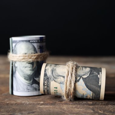 Koyu arka plan önünde ahşap masa dolar rulo
