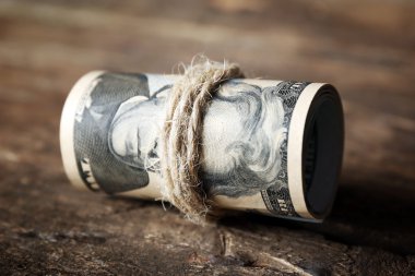 Dolar ahşap arka plan üzerinde rulo