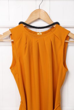 Kolye askısı duvar üzerinde