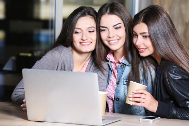 Dizüstü bilgisayar ile yakın arkadaşlarım