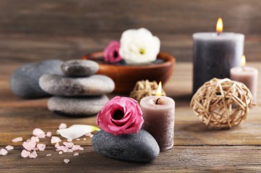 Taş ve ahşap zemin üzerine çiçek koku mum güzel kompozisyon