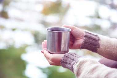 El ele tutuşup kahve içelim. 
