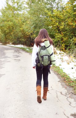 Orman yolda yürürken kadın